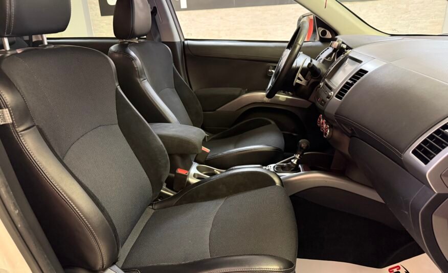MITSUBISHI Outlander 220 DID SST Kaiteki