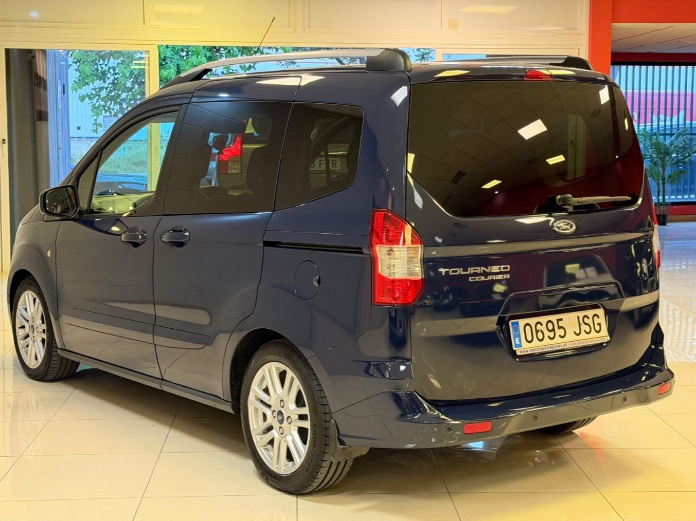 FORD TOURNEO COURIER 1.5 TDCi TITANIUM