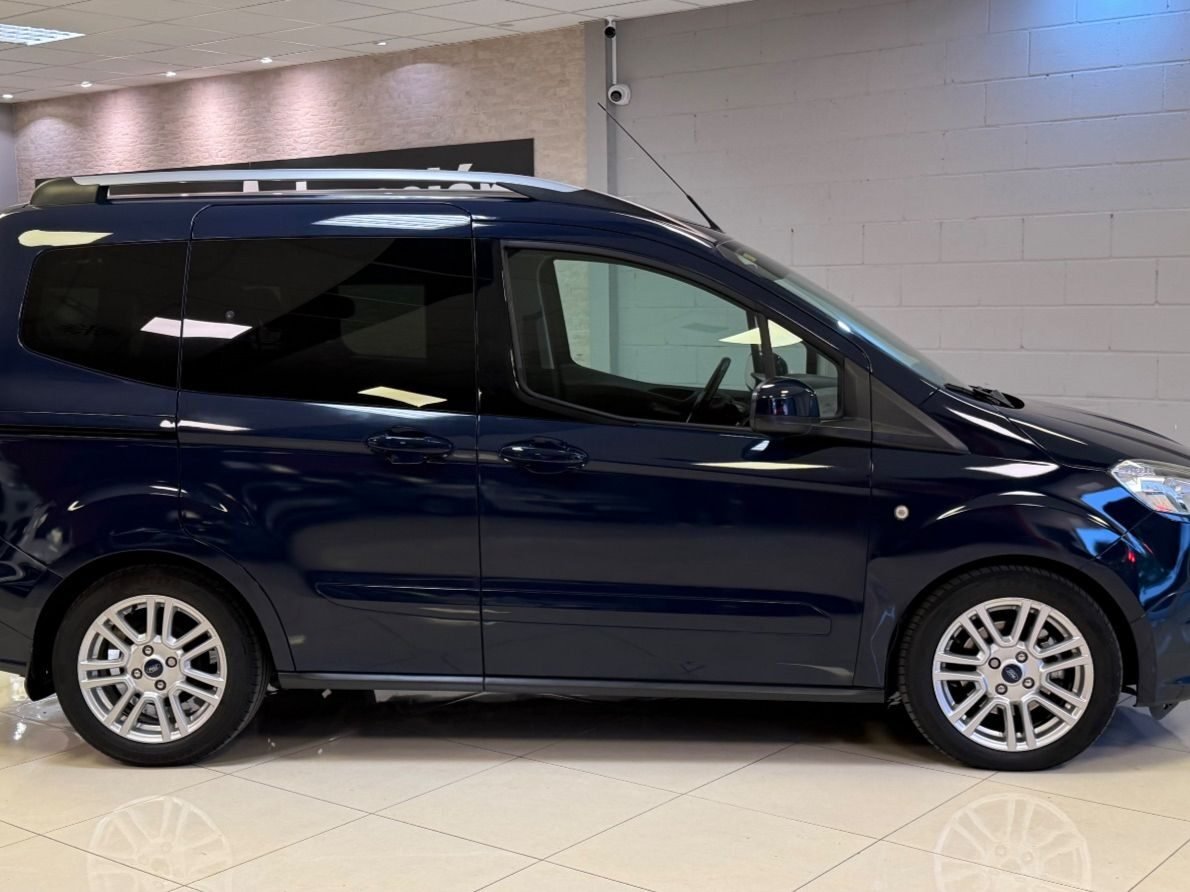 FORD TOURNEO COURIER 1.5 TDCi TITANIUM