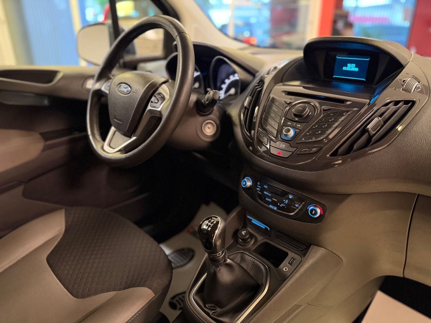 FORD TOURNEO COURIER 1.5 TDCi TITANIUM