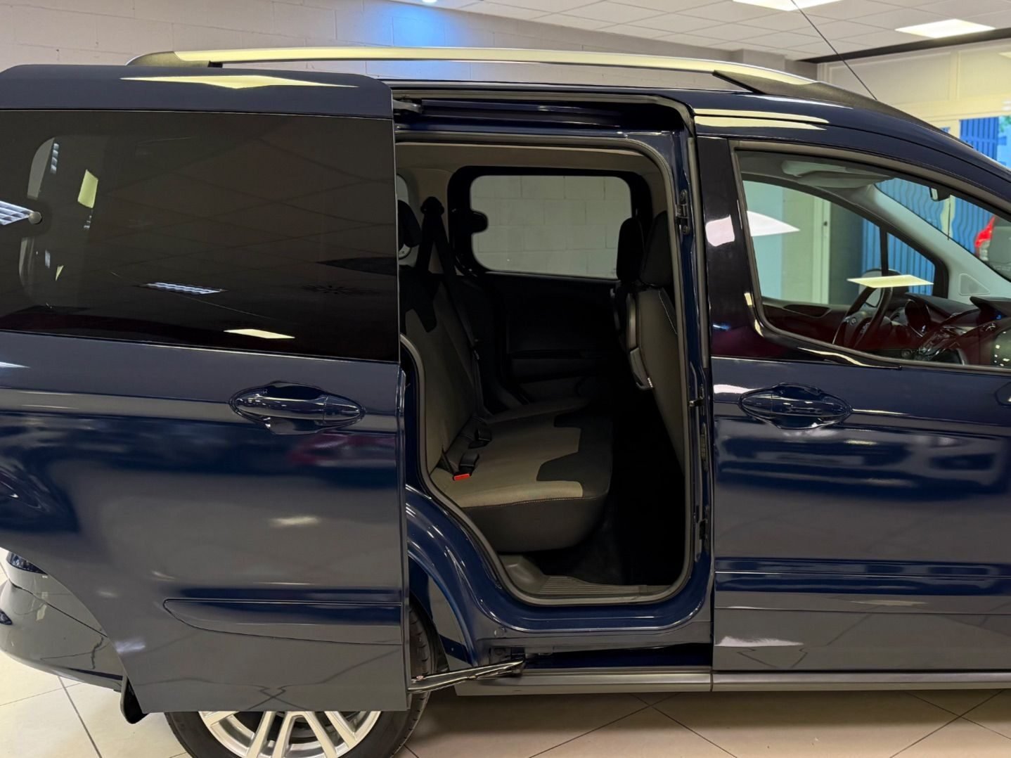FORD TOURNEO COURIER 1.5 TDCi TITANIUM