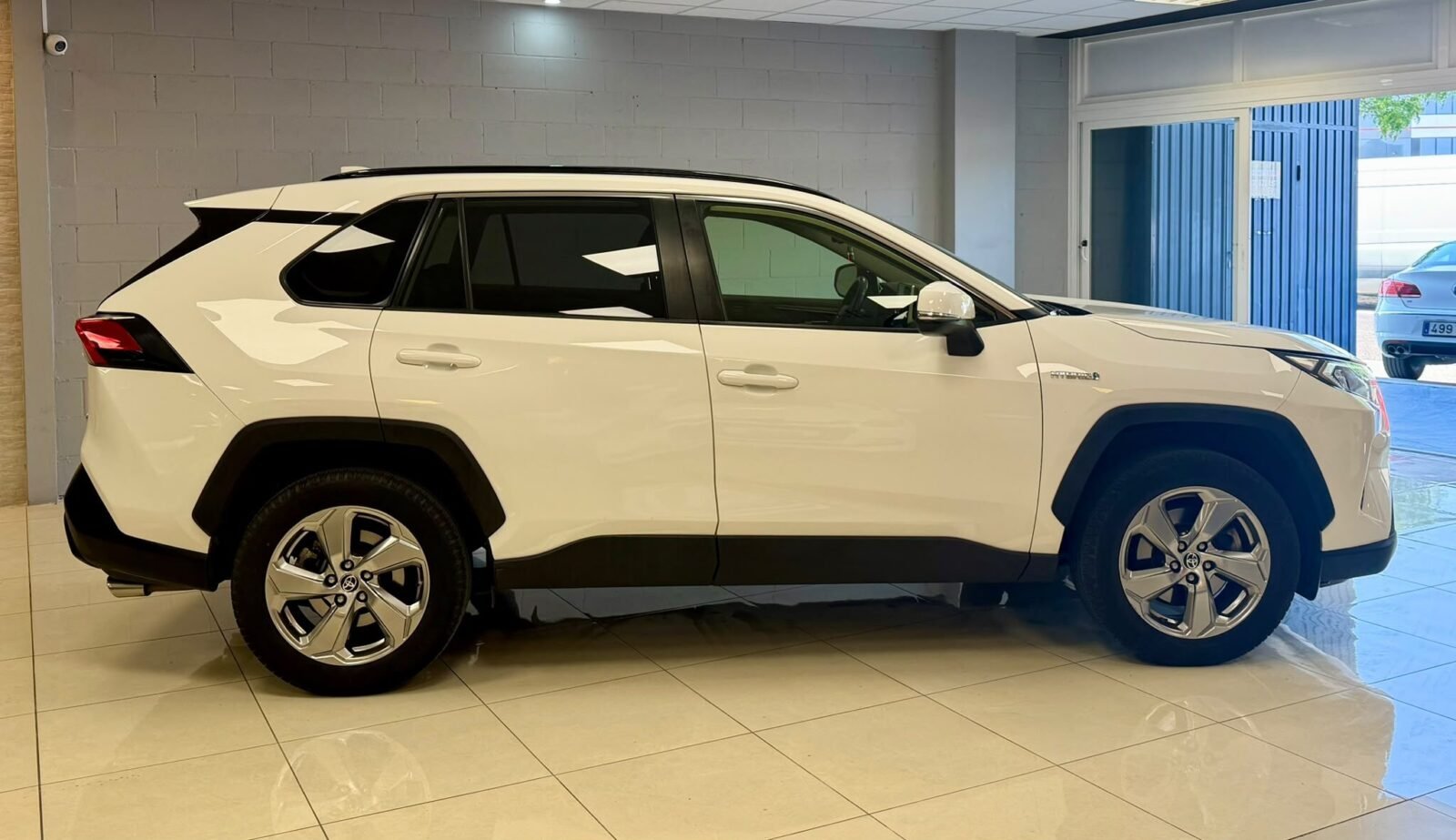 TOYOTA RAV4 2.5l 220H Advance